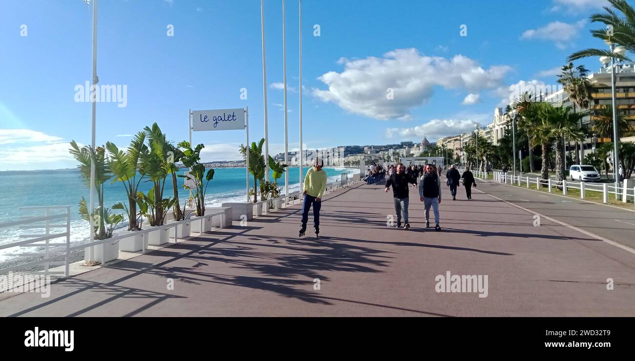 © B ROMANKIEWICZ/MAXPPP - 18/01/2024 TANDIS QUE LA MOITIE NORD DE LA FRANCE A DE LA -NEIGE, LA COTE D'AZUR PROFITE TOUJOURS DU SOLEIL EN PLEIN HIVER. A NICE - IL A FAIT PLUS DE 22° A 13H CE 18 JANVIER 2024 ICI LE BORD DE MER 18th Jan 2024 während es in Nordfrankreich und in Paris schneit, hat die französische Riviera ein sehr schönes Wetter? Mehr als 22° um 13:00 Uhr Guthaben: MAXPPP/Alamy Live News Stockfoto