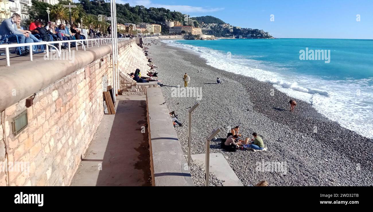 © B ROMANKIEWICZ/MAXPPP - 18/01/2024 TANDIS QUE LA MOITIE NORD DE LA FRANCE A DE LA -NEIGE, LA COTE D'AZUR PROFITE TOUJOURS DU SOLEIL EN PLEIN HIVER. A NICE - IL A FAIT PLUS DE 22° A 13H CE 18 JANVIER 2024 ICI LE BORD DE MER 18th Jan 2024 während es in Nordfrankreich und in Paris schneit, hat die französische Riviera ein sehr schönes Wetter? Mehr als 22° um 13:00 Uhr Guthaben: MAXPPP/Alamy Live News Stockfoto