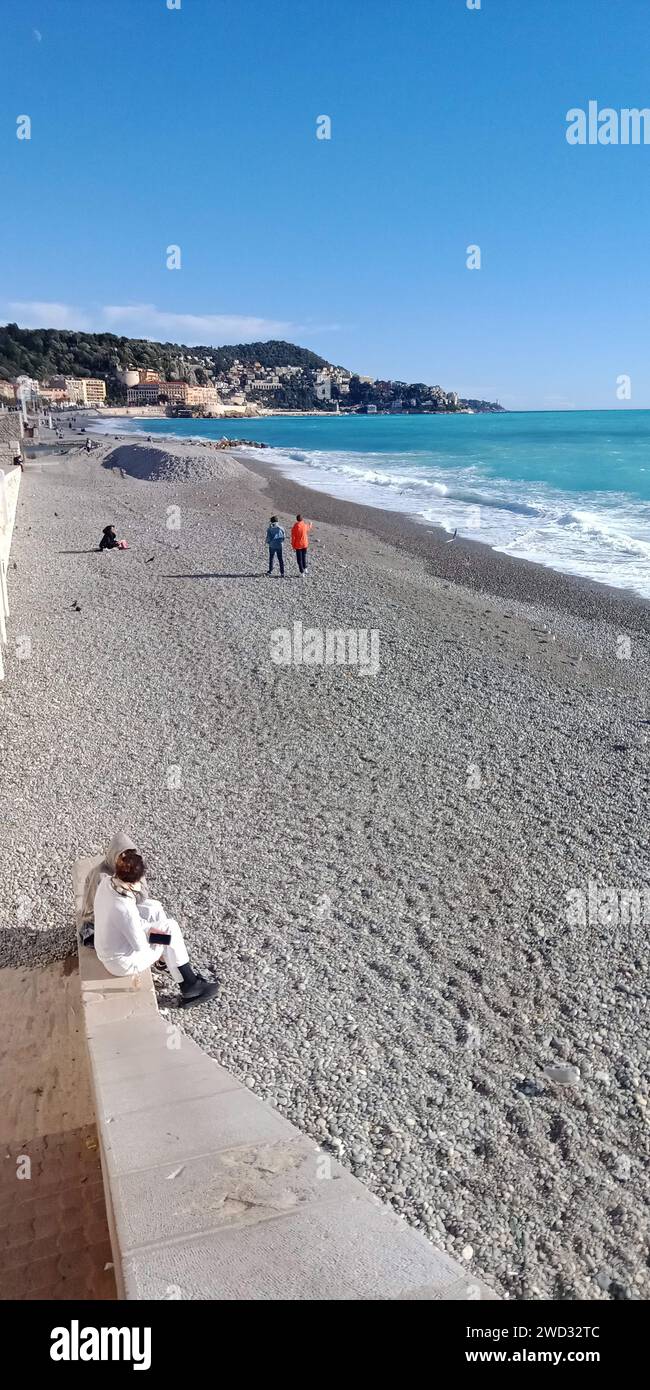© B ROMANKIEWICZ/MAXPPP - 18/01/2024 TANDIS QUE LA MOITIE NORD DE LA FRANCE A DE LA -NEIGE, LA COTE D'AZUR PROFITE TOUJOURS DU SOLEIL EN PLEIN HIVER. A NICE - IL A FAIT PLUS DE 22° A 13H CE 18 JANVIER 2024 ICI LE BORD DE MER 18th Jan 2024 während es in Nordfrankreich und in Paris schneit, hat die französische Riviera ein sehr schönes Wetter? Mehr als 22° um 13:00 Uhr Guthaben: MAXPPP/Alamy Live News Stockfoto