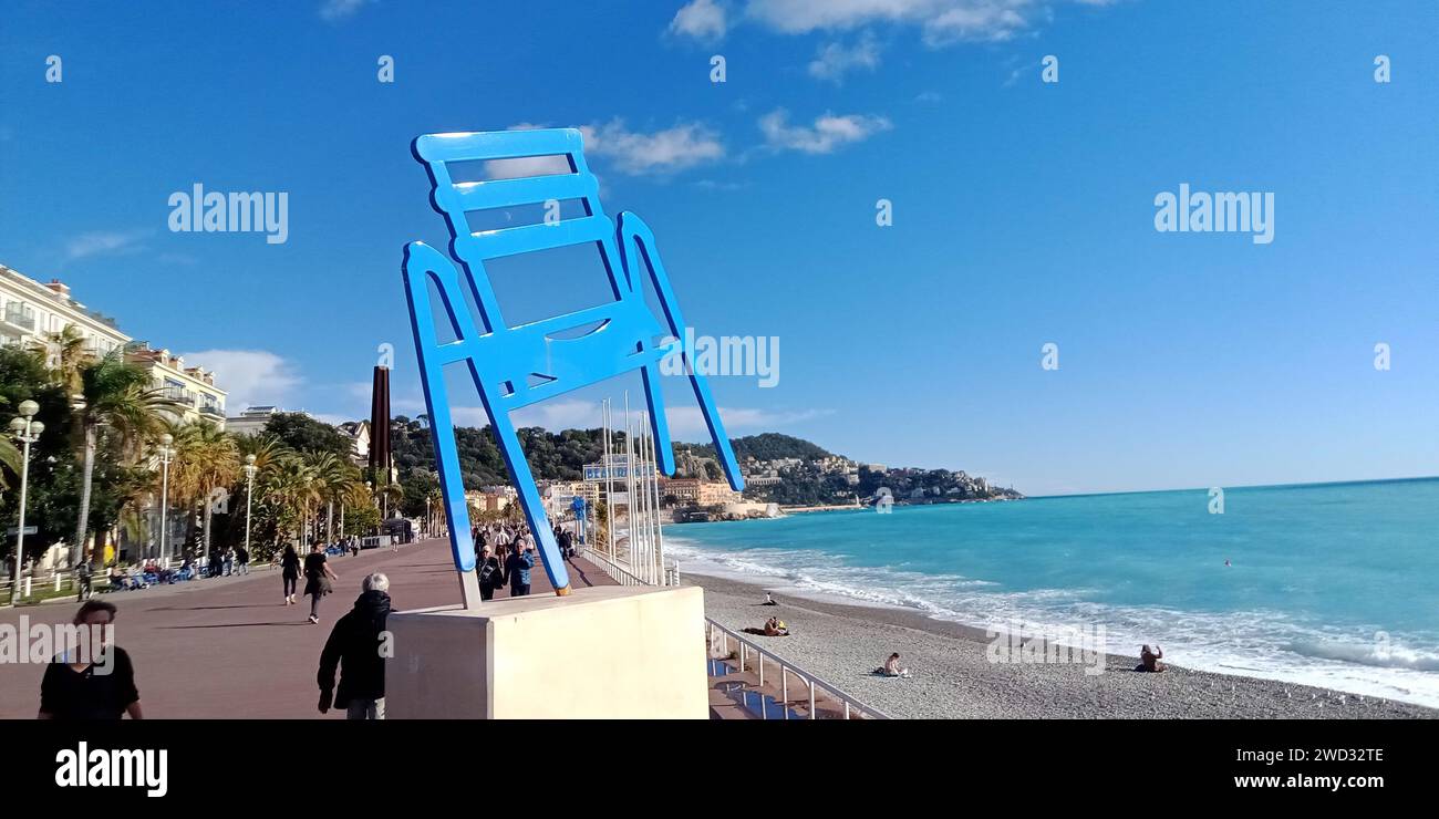 © B ROMANKIEWICZ/MAXPPP - 18/01/2024 TANDIS QUE LA MOITIE NORD DE LA FRANCE A DE LA -NEIGE, LA COTE D'AZUR PROFITE TOUJOURS DU SOLEIL EN PLEIN HIVER. A NICE - IL A FAIT PLUS DE 22° A 13H CE 18 JANVIER 2024 ICI LE BORD DE MER 18th Jan 2024 während es in Nordfrankreich und in Paris schneit, hat die französische Riviera ein sehr schönes Wetter? Mehr als 22° um 13:00 Uhr Guthaben: MAXPPP/Alamy Live News Stockfoto