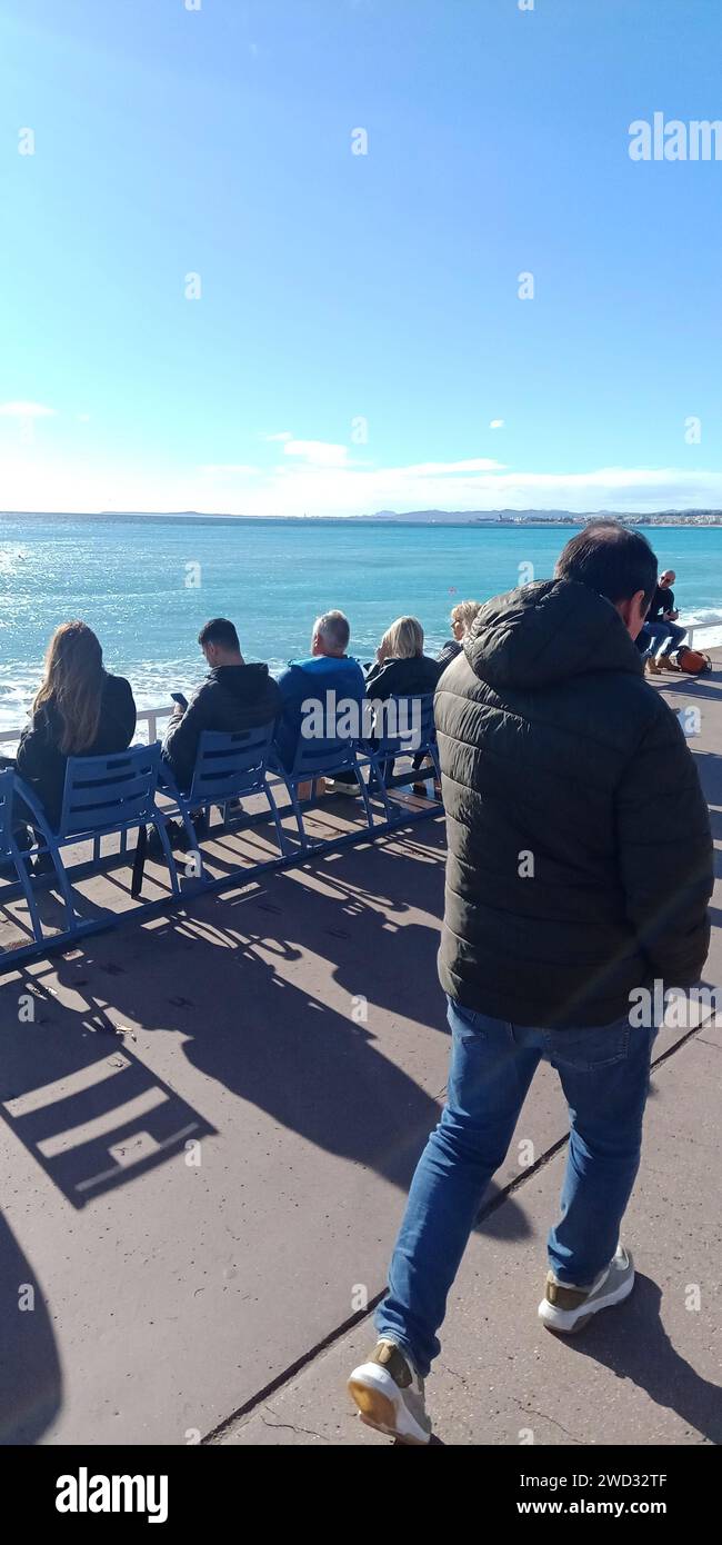 © B ROMANKIEWICZ/MAXPPP - 18/01/2024 TANDIS QUE LA MOITIE NORD DE LA FRANCE A DE LA -NEIGE, LA COTE D'AZUR PROFITE TOUJOURS DU SOLEIL EN PLEIN HIVER. A NICE - IL A FAIT PLUS DE 22° A 13H CE 18 JANVIER 2024 ICI LE BORD DE MER 18th Jan 2024 während es in Nordfrankreich und in Paris schneit, hat die französische Riviera ein sehr schönes Wetter? Mehr als 22° um 13:00 Uhr Guthaben: MAXPPP/Alamy Live News Stockfoto