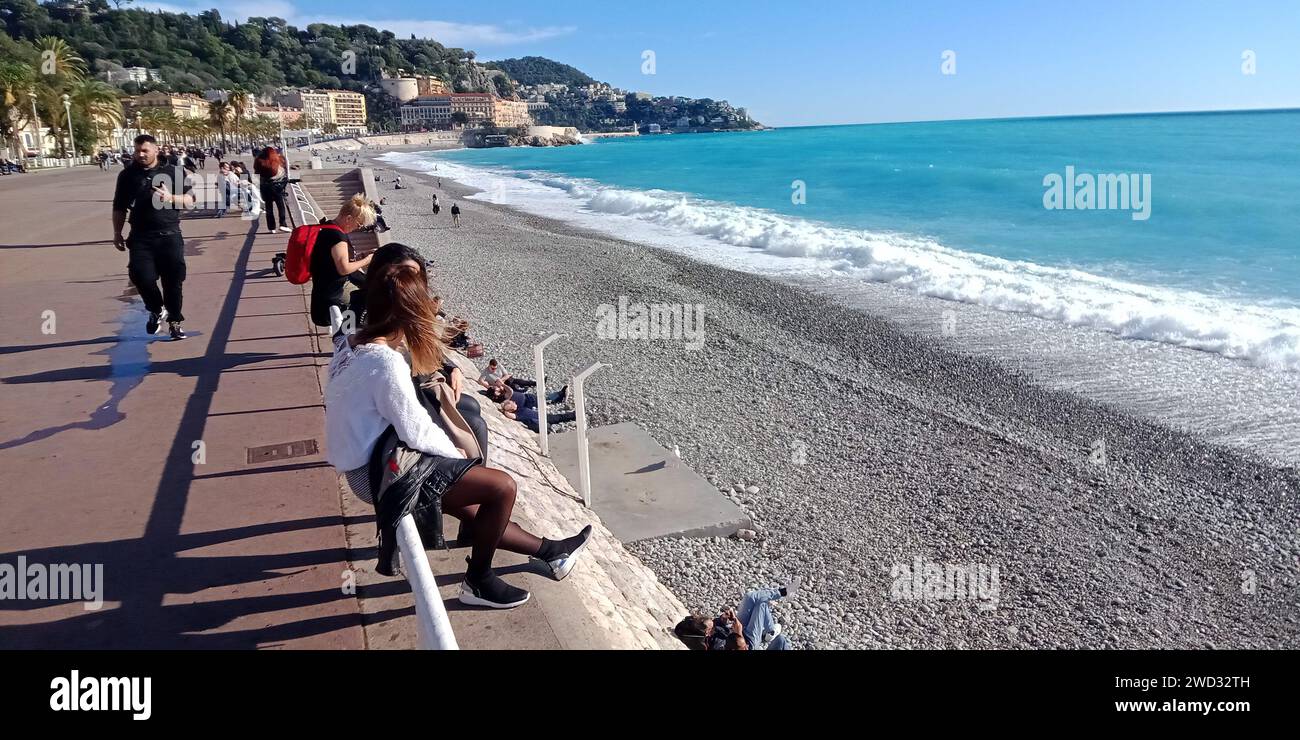 © B ROMANKIEWICZ/MAXPPP - 18/01/2024 TANDIS QUE LA MOITIE NORD DE LA FRANCE A DE LA -NEIGE, LA COTE D'AZUR PROFITE TOUJOURS DU SOLEIL EN PLEIN HIVER. A NICE - IL A FAIT PLUS DE 22° A 13H CE 18 JANVIER 2024 ICI LE BORD DE MER 18th Jan 2024 während es in Nordfrankreich und in Paris schneit, hat die französische Riviera ein sehr schönes Wetter? Mehr als 22° um 13:00 Uhr Guthaben: MAXPPP/Alamy Live News Stockfoto