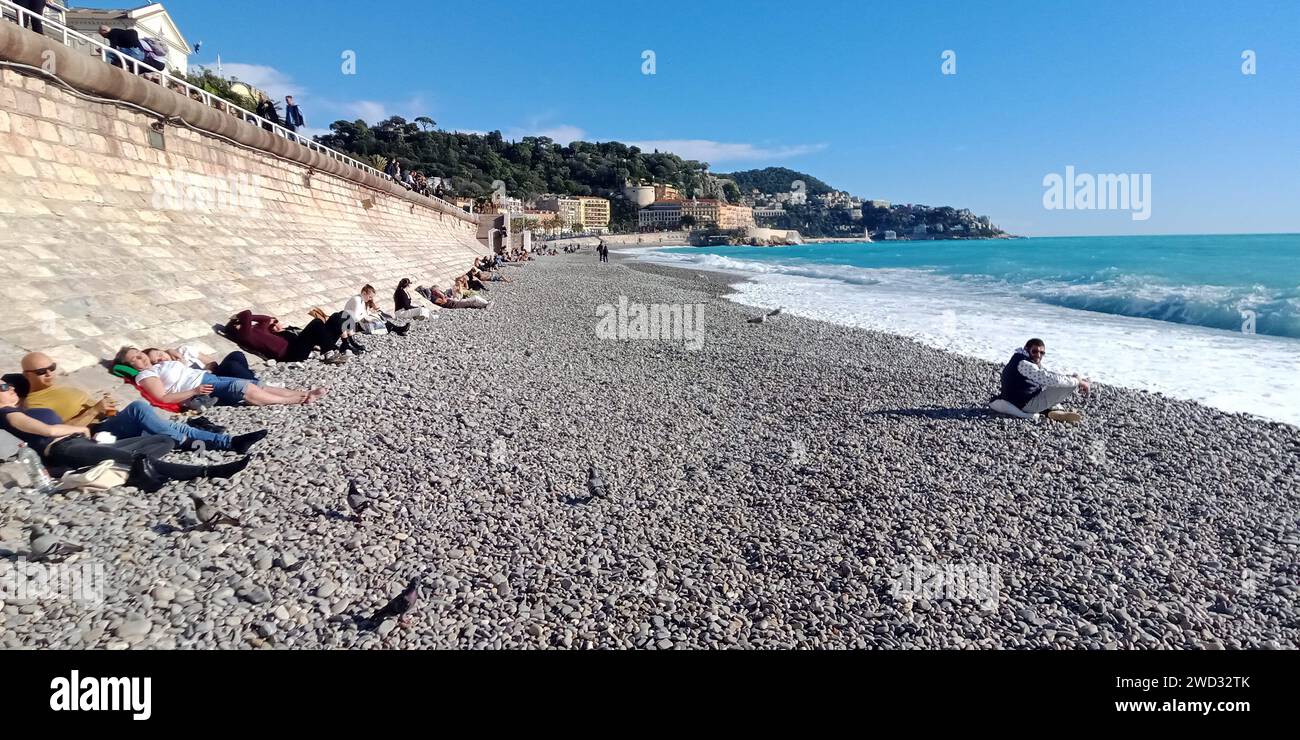 © B ROMANKIEWICZ/MAXPPP - 18/01/2024 TANDIS QUE LA MOITIE NORD DE LA FRANCE A DE LA -NEIGE, LA COTE D'AZUR PROFITE TOUJOURS DU SOLEIL EN PLEIN HIVER. A NICE - IL A FAIT PLUS DE 22° A 13H CE 18 JANVIER 2024 ICI LE BORD DE MER 18th Jan 2024 während es in Nordfrankreich und in Paris schneit, hat die französische Riviera ein sehr schönes Wetter? Mehr als 22° um 13:00 Uhr Guthaben: MAXPPP/Alamy Live News Stockfoto