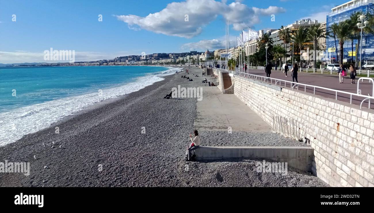 © B ROMANKIEWICZ/MAXPPP - 18/01/2024 TANDIS QUE LA MOITIE NORD DE LA FRANCE A DE LA -NEIGE, LA COTE D'AZUR PROFITE TOUJOURS DU SOLEIL EN PLEIN HIVER. A NICE - IL A FAIT PLUS DE 22° A 13H CE 18 JANVIER 2024 ICI LE BORD DE MER 18th Jan 2024 während es in Nordfrankreich und in Paris schneit, hat die französische Riviera ein sehr schönes Wetter? Mehr als 22° um 13:00 Uhr Guthaben: MAXPPP/Alamy Live News Stockfoto