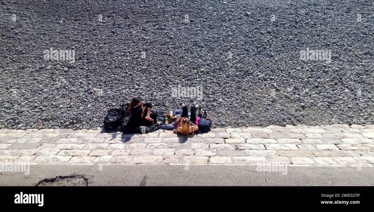 © B ROMANKIEWICZ/MAXPPP - 18/01/2024 TANDIS QUE LA MOITIE NORD DE LA FRANCE A DE LA -NEIGE, LA COTE D'AZUR PROFITE TOUJOURS DU SOLEIL EN PLEIN HIVER. A NICE - IL A FAIT PLUS DE 22° A 13H CE 18 JANVIER 2024 ICI LE BORD DE MER 18th Jan 2024 während es in Nordfrankreich und in Paris schneit, hat die französische Riviera ein sehr schönes Wetter? Mehr als 22° um 13:00 Uhr Guthaben: MAXPPP/Alamy Live News Stockfoto