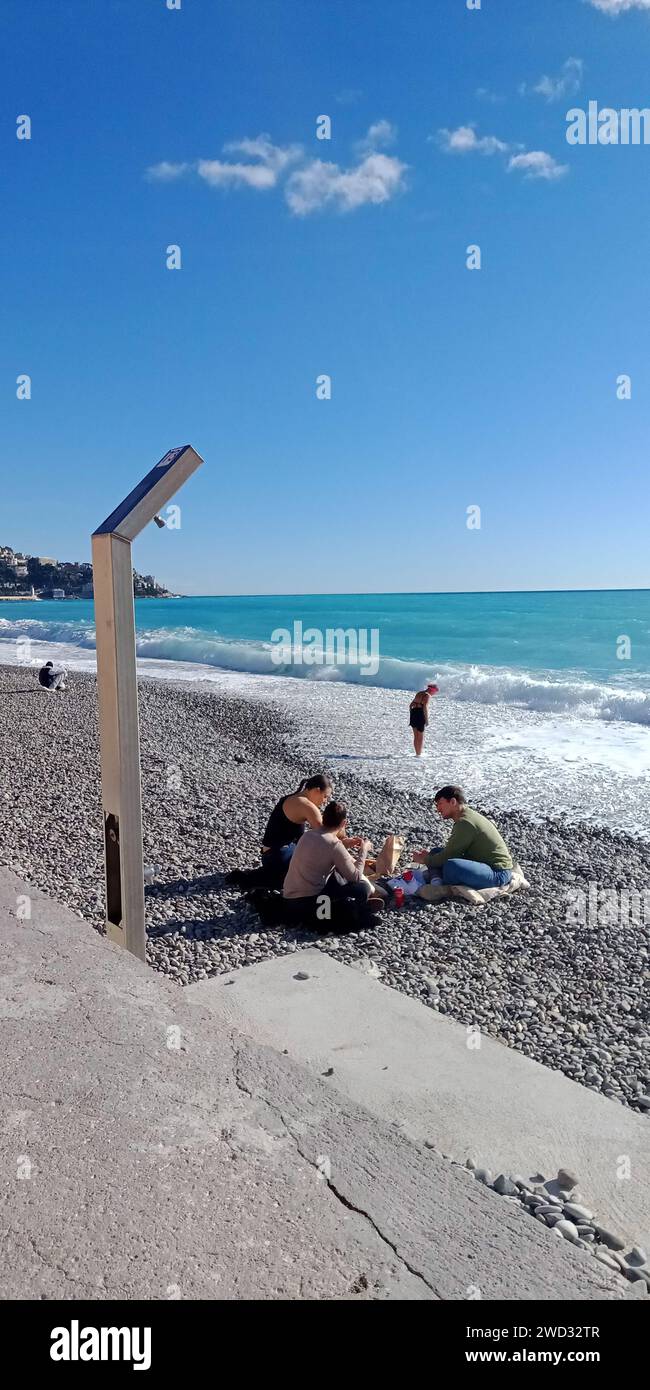 © B ROMANKIEWICZ/MAXPPP - 18/01/2024 TANDIS QUE LA MOITIE NORD DE LA FRANCE A DE LA -NEIGE, LA COTE D'AZUR PROFITE TOUJOURS DU SOLEIL EN PLEIN HIVER. A NICE - IL A FAIT PLUS DE 22° A 13H CE 18 JANVIER 2024 ICI LE BORD DE MER 18th Jan 2024 während es in Nordfrankreich und in Paris schneit, hat die französische Riviera ein sehr schönes Wetter? Mehr als 22° um 13:00 Uhr Guthaben: MAXPPP/Alamy Live News Stockfoto