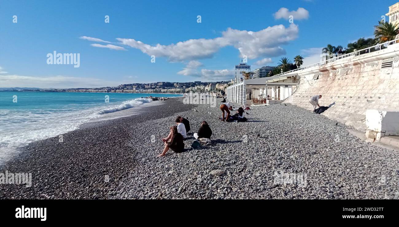 © B ROMANKIEWICZ/MAXPPP - 18/01/2024 TANDIS QUE LA MOITIE NORD DE LA FRANCE A DE LA -NEIGE, LA COTE D'AZUR PROFITE TOUJOURS DU SOLEIL EN PLEIN HIVER. A NICE - IL A FAIT PLUS DE 22° A 13H CE 18 JANVIER 2024 ICI LE BORD DE MER 18th Jan 2024 während es in Nordfrankreich und in Paris schneit, hat die französische Riviera ein sehr schönes Wetter? Mehr als 22° um 13:00 Uhr Guthaben: MAXPPP/Alamy Live News Stockfoto