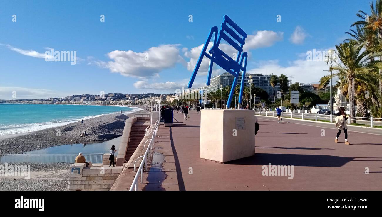 © B ROMANKIEWICZ/MAXPPP - 18/01/2024 TANDIS QUE LA MOITIE NORD DE LA FRANCE A DE LA -NEIGE, LA COTE D'AZUR PROFITE TOUJOURS DU SOLEIL EN PLEIN HIVER. A NICE - IL A FAIT PLUS DE 22° A 13H CE 18 JANVIER 2024 ICI LE BORD DE MER 18th Jan 2024 während es in Nordfrankreich und in Paris schneit, hat die französische Riviera ein sehr schönes Wetter? Mehr als 22° um 13:00 Uhr Guthaben: MAXPPP/Alamy Live News Stockfoto