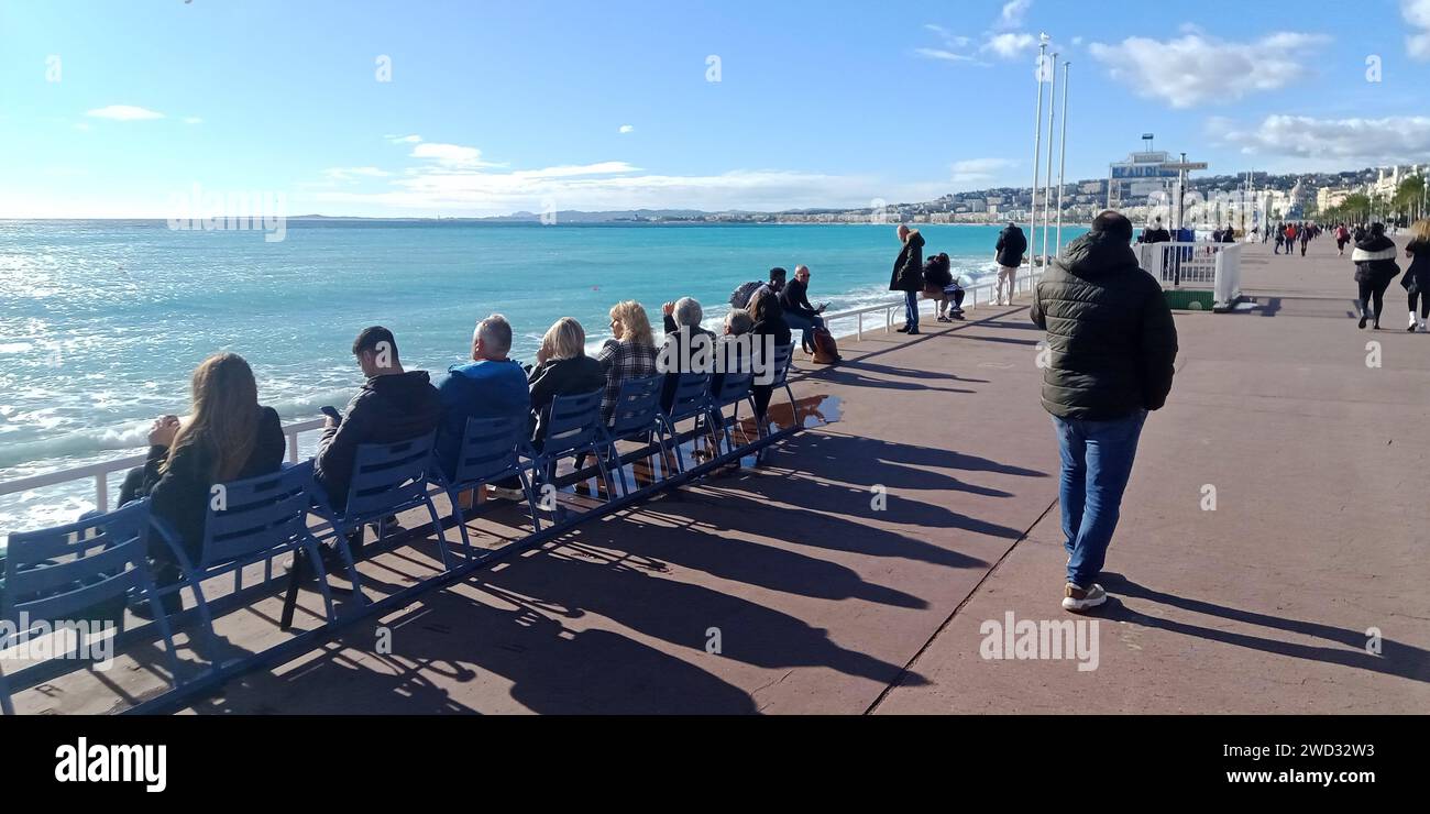 © B ROMANKIEWICZ/MAXPPP - 18/01/2024 TANDIS QUE LA MOITIE NORD DE LA FRANCE A DE LA -NEIGE, LA COTE D'AZUR PROFITE TOUJOURS DU SOLEIL EN PLEIN HIVER. A NICE - IL A FAIT PLUS DE 22° A 13H CE 18 JANVIER 2024 ICI LE BORD DE MER 18th Jan 2024 während es in Nordfrankreich und in Paris schneit, hat die französische Riviera ein sehr schönes Wetter? Mehr als 22° um 13:00 Uhr Guthaben: MAXPPP/Alamy Live News Stockfoto