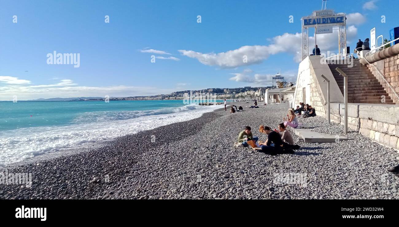 © B ROMANKIEWICZ/MAXPPP - 18/01/2024 TANDIS QUE LA MOITIE NORD DE LA FRANCE A DE LA -NEIGE, LA COTE D'AZUR PROFITE TOUJOURS DU SOLEIL EN PLEIN HIVER. A NICE - IL A FAIT PLUS DE 22° A 13H CE 18 JANVIER 2024 ICI LE BORD DE MER 18th Jan 2024 während es in Nordfrankreich und in Paris schneit, hat die französische Riviera ein sehr schönes Wetter? Mehr als 22° um 13:00 Uhr Guthaben: MAXPPP/Alamy Live News Stockfoto