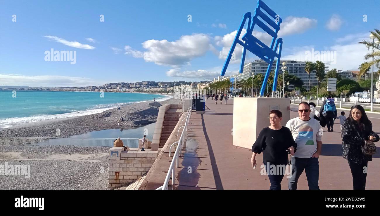 © B ROMANKIEWICZ/MAXPPP - 18/01/2024 TANDIS QUE LA MOITIE NORD DE LA FRANCE A DE LA -NEIGE, LA COTE D'AZUR PROFITE TOUJOURS DU SOLEIL EN PLEIN HIVER. A NICE - IL A FAIT PLUS DE 22° A 13H CE 18 JANVIER 2024 ICI LE BORD DE MER 18th Jan 2024 während es in Nordfrankreich und in Paris schneit, hat die französische Riviera ein sehr schönes Wetter? Mehr als 22° um 13:00 Uhr Guthaben: MAXPPP/Alamy Live News Stockfoto