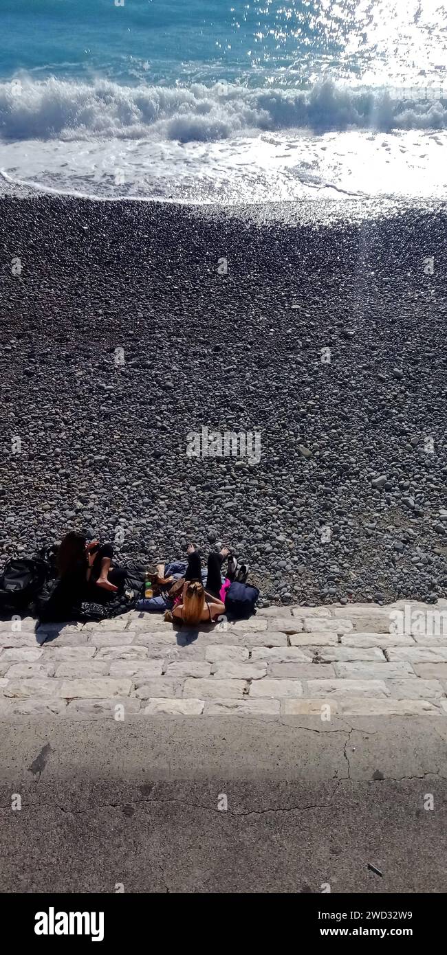 © B ROMANKIEWICZ/MAXPPP - 18/01/2024 TANDIS QUE LA MOITIE NORD DE LA FRANCE A DE LA -NEIGE, LA COTE D'AZUR PROFITE TOUJOURS DU SOLEIL EN PLEIN HIVER. A NICE - IL A FAIT PLUS DE 22° A 13H CE 18 JANVIER 2024 ICI LE BORD DE MER 18th Jan 2024 während es in Nordfrankreich und in Paris schneit, hat die französische Riviera ein sehr schönes Wetter? Mehr als 22° um 13:00 Uhr Guthaben: MAXPPP/Alamy Live News Stockfoto