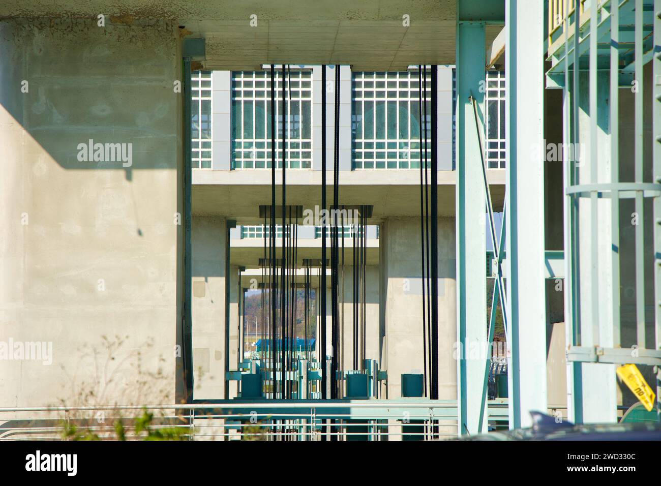 Sangju City, Südkorea - 17. November 2023: Eine detaillierte Ansicht der wassertürme von Nakdan Weir, die das komplexe System von Seilwinden und Seilen zeigt Stockfoto