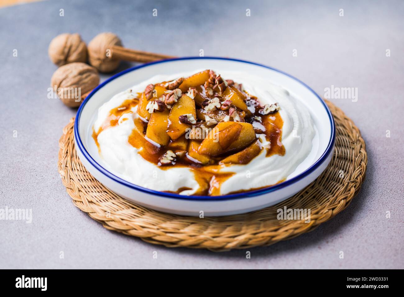 Labneh Joghurt Frischkäse mit gerösteten Äpfeln, Kopierraum. Traditioneller arabischer oder hausgemachter Labneh-Dip aus dem Nahen Osten. Griechischer Joghurt. Stockfoto