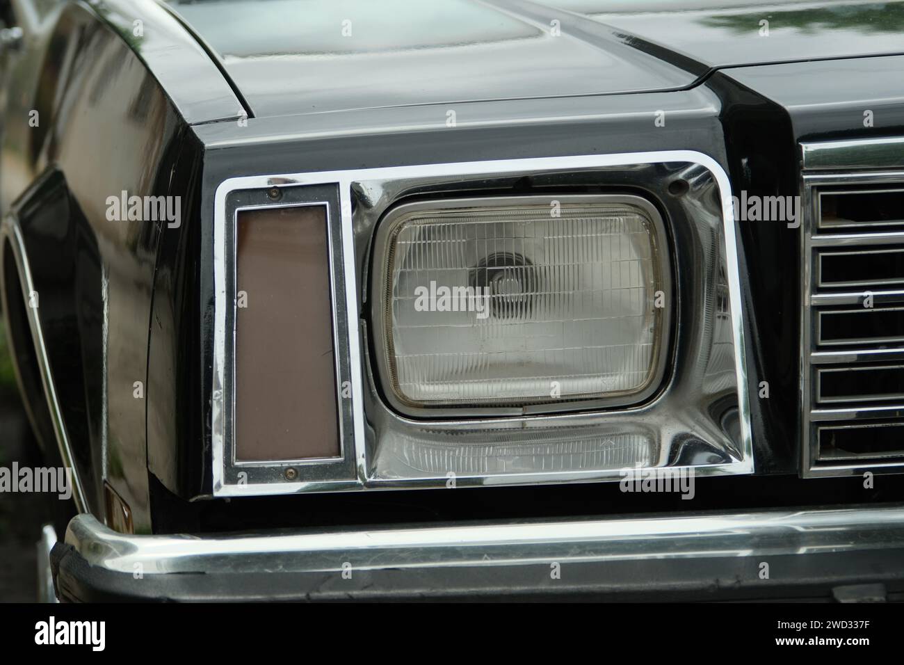 Scheinwerfer eines alten Buick Polizeiwagens, Nahaufnahme tagsüber, ohne Menschen, Buenos Aires, Argentinien Stockfoto