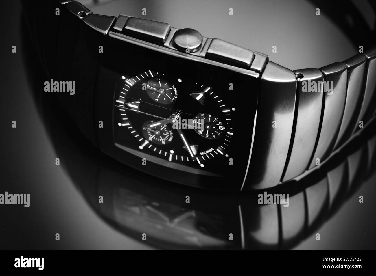 Armbanduhr mit Chronographenzifferblättern, Nahaufnahme Studiofoto auf glänzendem schwarzem Hintergrund Stockfoto