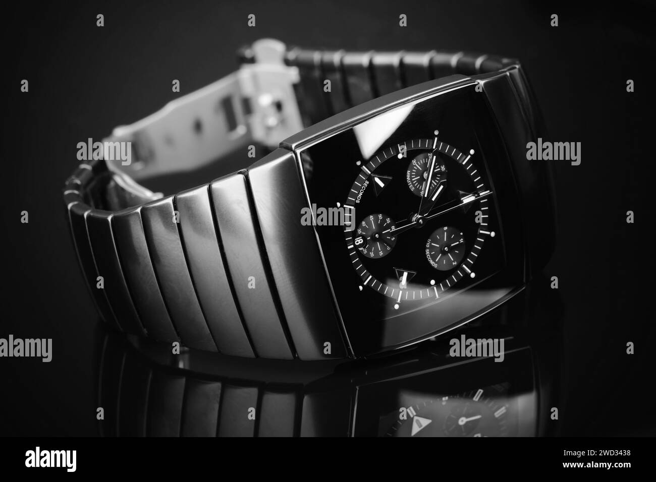Chronograph Armbanduhr aus High-Tech Keramik mit Saphirglas, Nahaufnahme Studiofoto auf glänzendem schwarzem Hintergrund Stockfoto