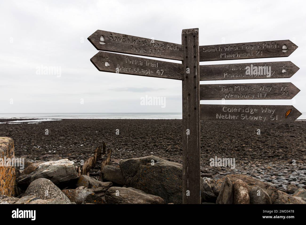 Wegschild zur Südwestküste, Lynmouth bei Lynton und Lynmouth, Devon, Großbritannien, England, Pfad zur Südwestküste, Schild, Schilder, Tarka Trail Schild, Südwestküste Stockfoto