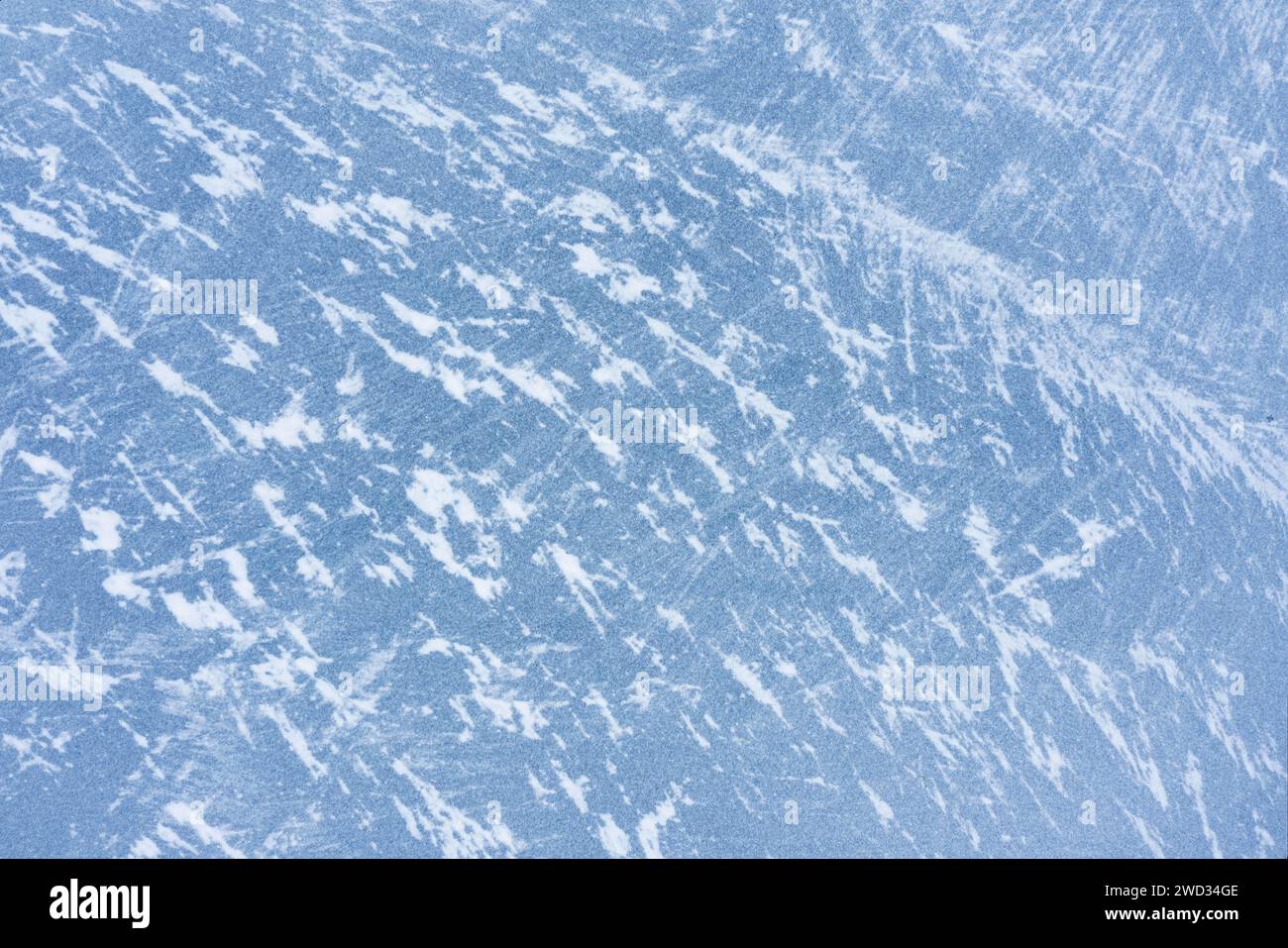 Gefrorenes Seeis mit Schnee aus der Vogelperspektive. Winterhintergrund. Stockfoto