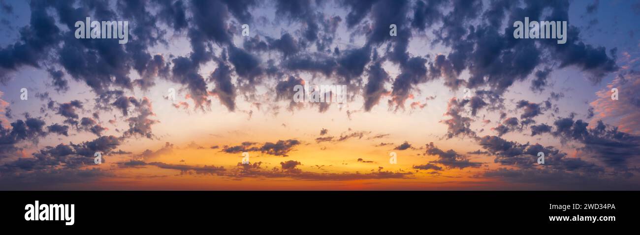 Dramatischer Sonnenuntergangshimmel mit flauschigen Wolken. Dramatische natürliche Wolkenlandschaft in der Abenddämmerung. Stockfoto