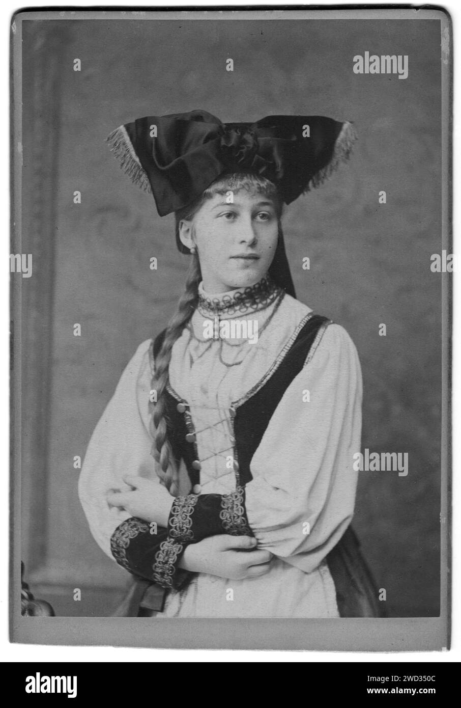Atelierporträt einer jungen schönen Frau in österreichischer Tracht. Fotostudio von J. Löwy. Wien, Österreich, Datum unbekannt, ca. l Stockfoto