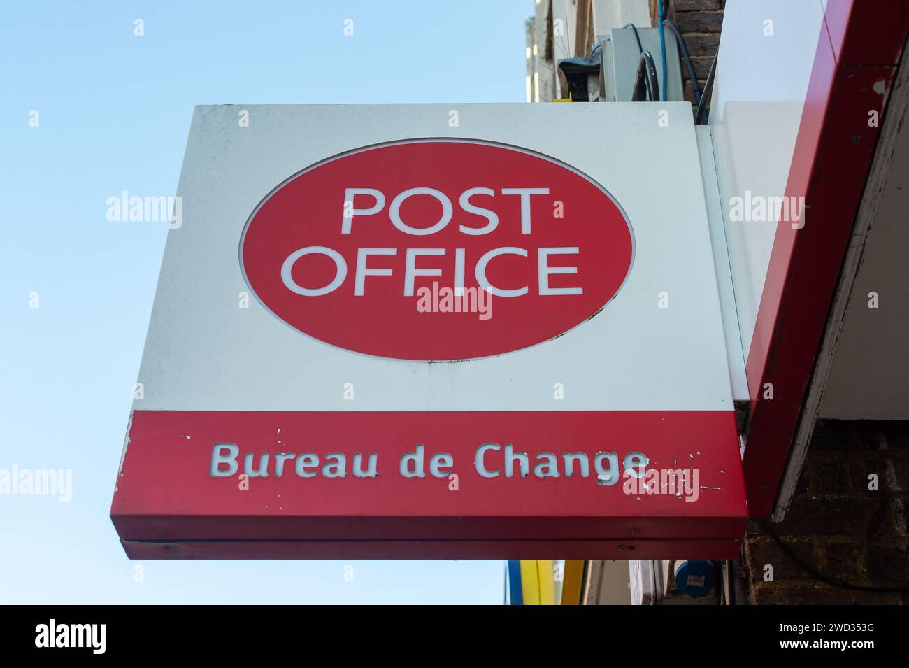 Windsor, Berkshire, Großbritannien. Januar 2024. Ein Postamt in Windsor, Berkshire. Zwischen 1999 und 2015 verfolgte das Postamt Hunderte von Postmastern und Postherrinnen, die auf dem fehlerhaften Horizon-IT-System von Fujitsu basierten. Einige von ihnen verbrachten zu Unrecht Zeit im Gefängnis, weil sie Betrug begangen hatten. Der europäische CEO von Fujitsu in Europa, Paul Patterson, hat erklärt, dass die Firma eine „moralische Verpflichtung“ habe, zu einem Entschädigungssystem für Opfer der Post beizutragen, und er hat sich für die Rolle des Unternehmens bei „diesem schrecklichen Rechtsfehler“ entschuldigt. Quelle: Maureen McLean/Alamy Live News Stockfoto