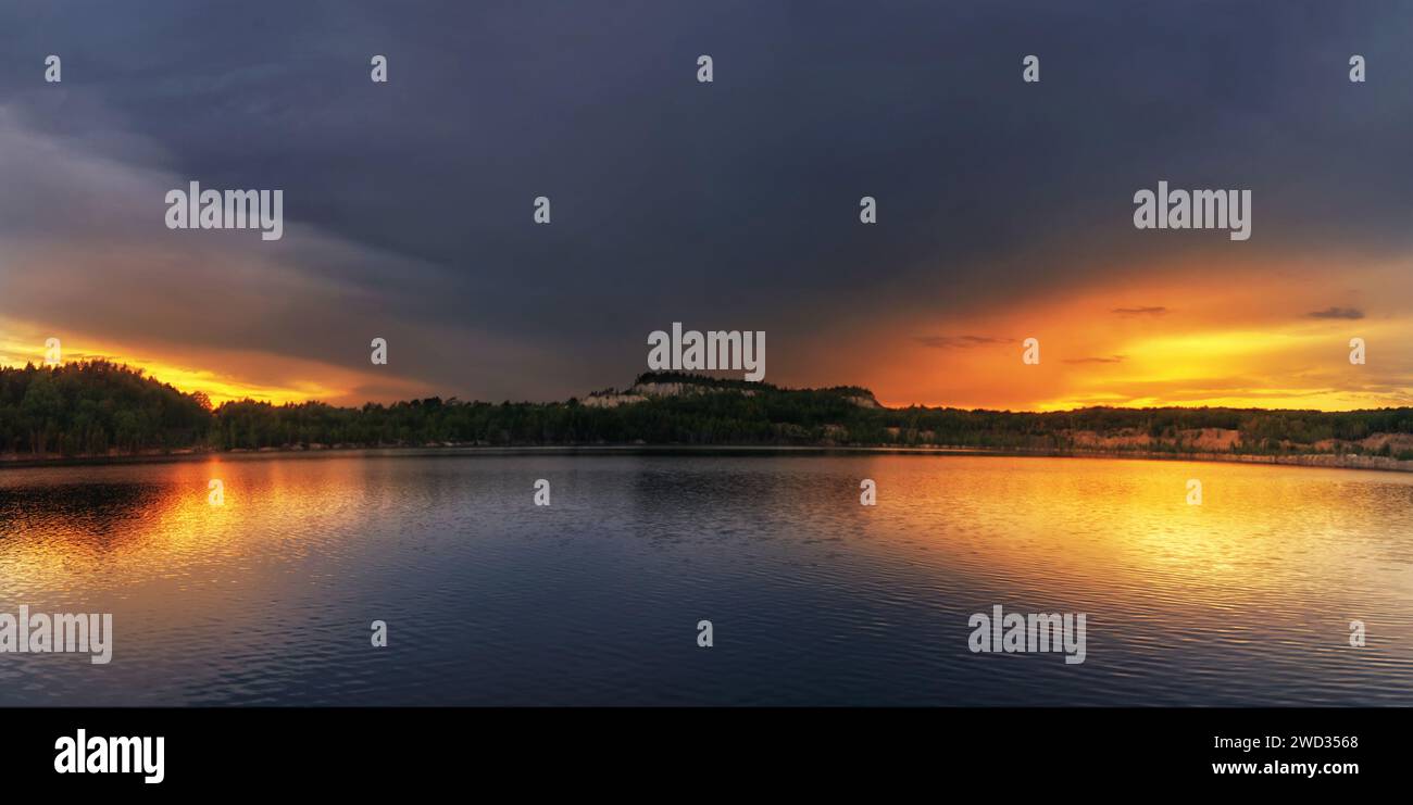 Sonnenuntergang über dem See. Wunderschönes Panorama des Sees vor der Kulisse des Sonnenuntergangs. Stockfoto