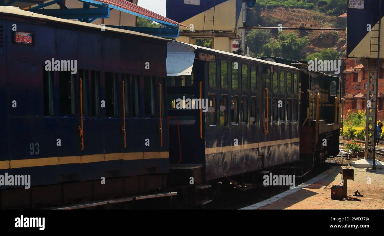 nilgiri Bergbahn, unesco-Weltkulturerbe von tamil nadu, südindien. Beliebter Spielzeugzug mit Meterspur am Bahnhof Coonoor Stockfoto