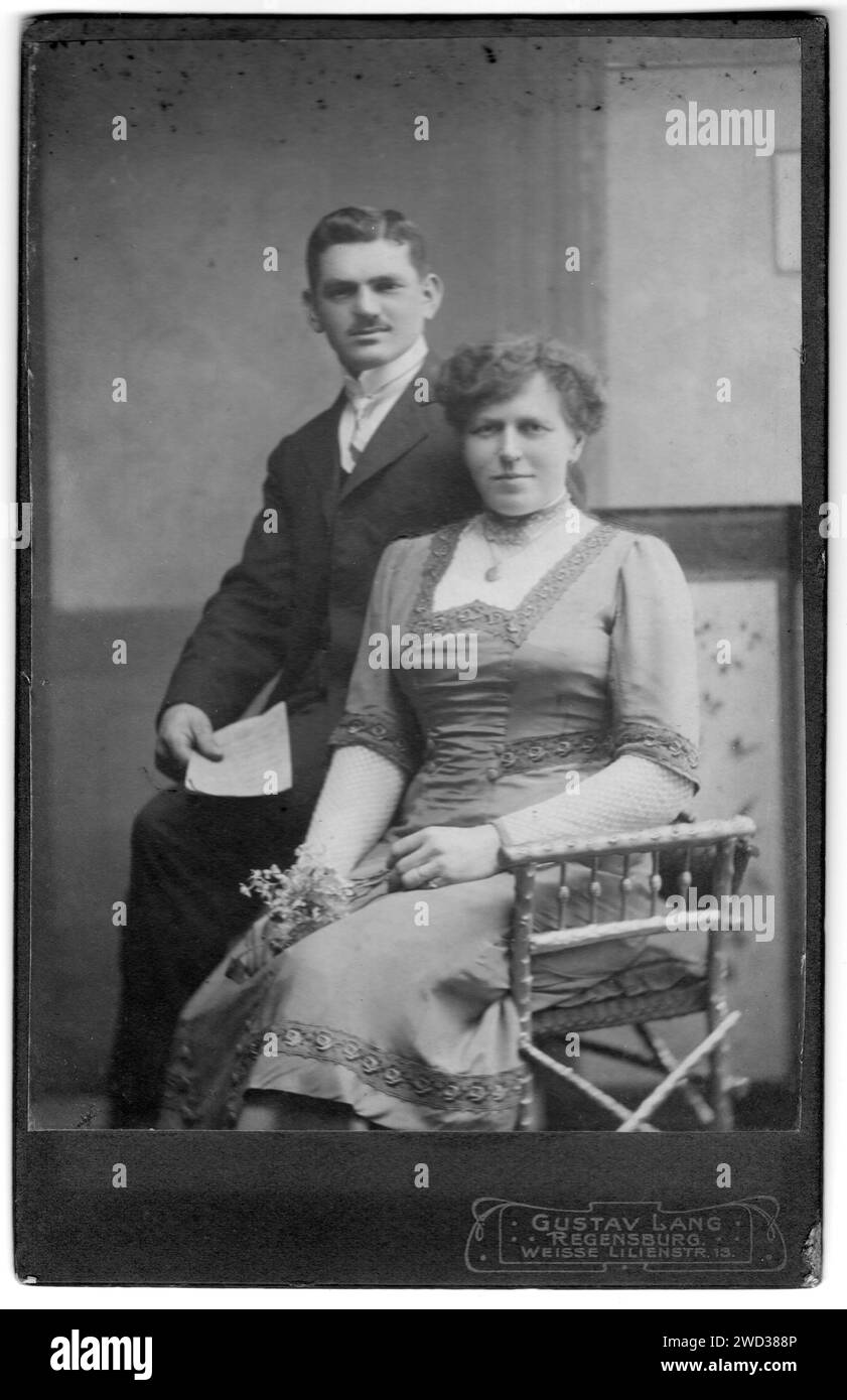 Studio-Porträt eines verheirateten Paares, das auf einem Korbstuhl sitzt. Atelier Gustav lang, Regensburg, Bayern, Deutschland, Datum unbekannt, ungefähr spät 19 t Stockfoto