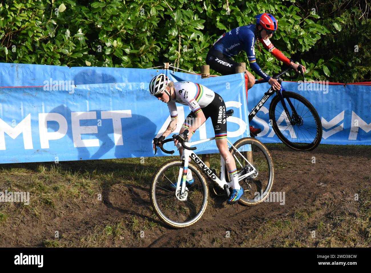 Weltmeister FEM van Empel führt vor Lucinda Brand beim UCI World Cup Cyclo Cross Rennen in Hulst (Niederlande) Stockfoto