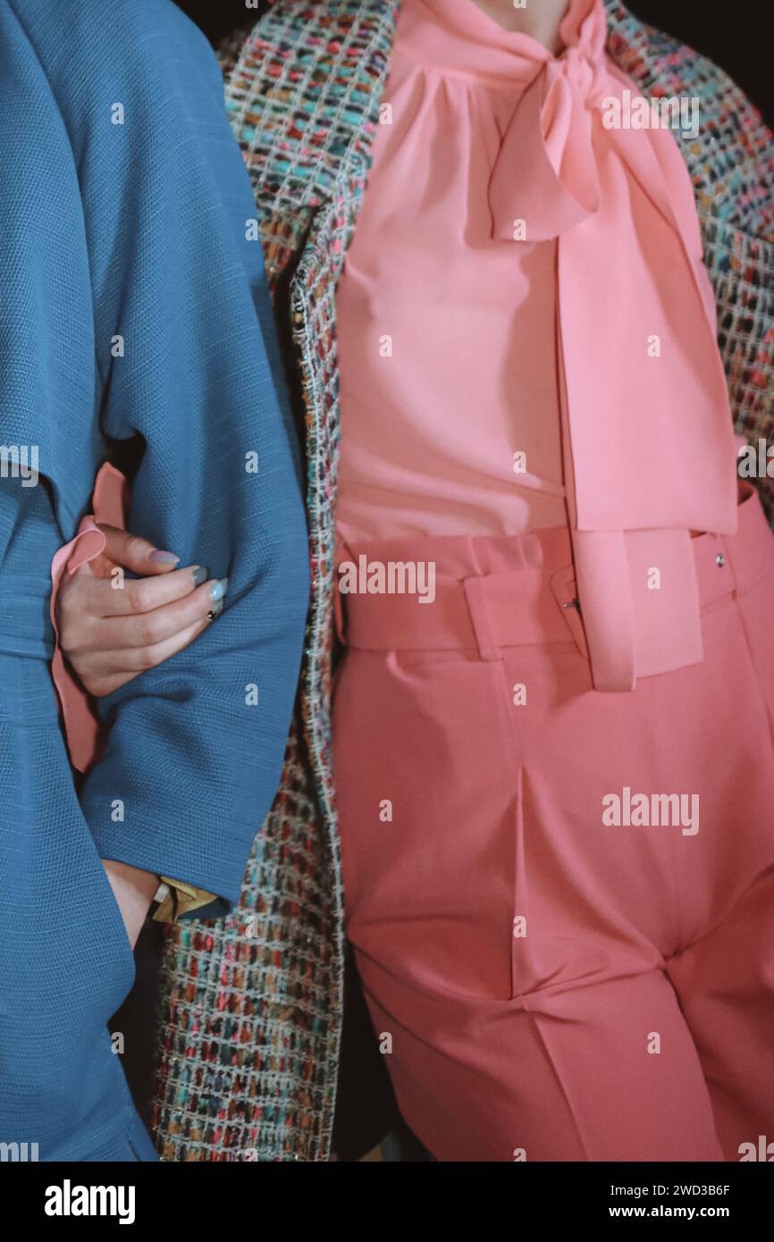 Modische Details aus blauem Mantel und rosa Bluse. Lifestyle-Details. Freizeitkleidung Stockfoto