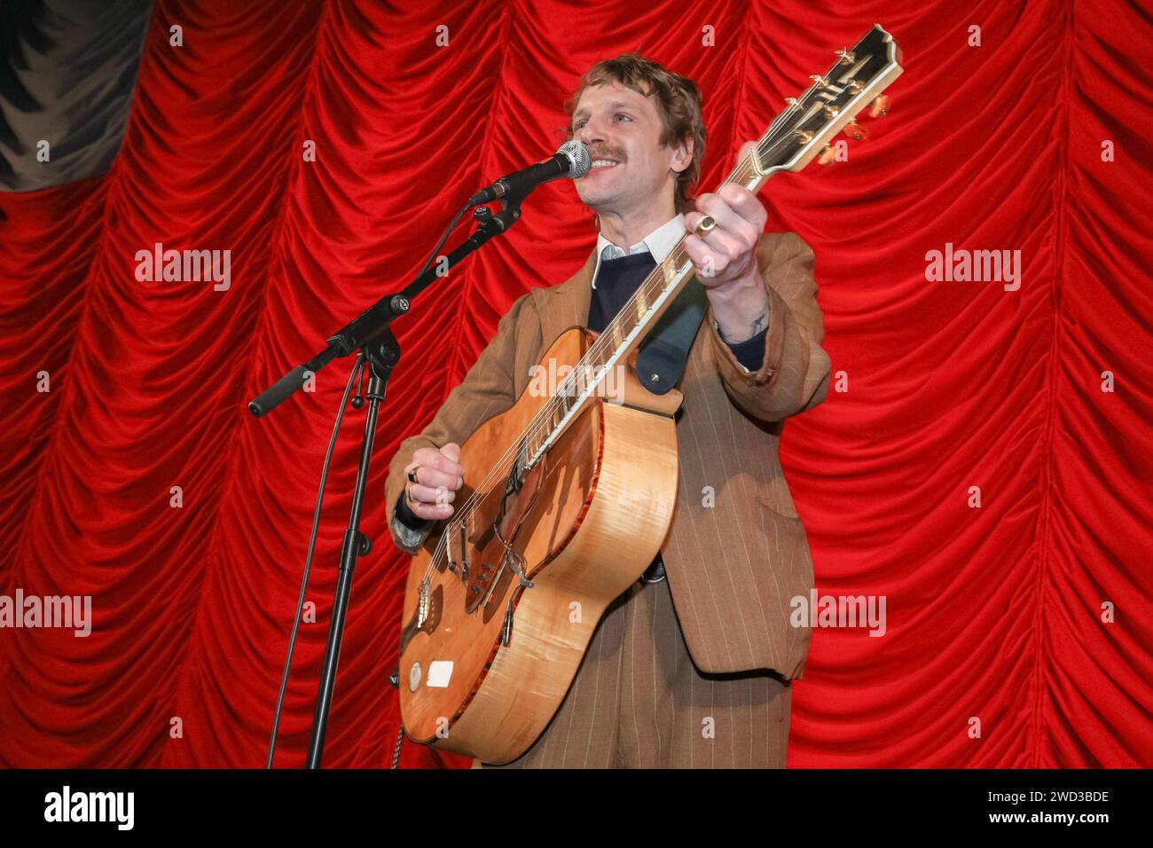 REKORDDATUM NICHT ANGEGEBEN 17.01.2024, Gartenbaukino, RICKERL MUSIK IS HÖCHSTENS A HOBBY Premiere , absolutes Premieren Highlight von Adrian Goiginger im Bild: David VOODOO JÜRGENS Öllerer, -a d Bühne, RICKERL MUSIK IS HÖCHSTENS A HOBBYPREMIERE *** 17 01 2024, Gartenbaukino, RICKERL MUSIK IS HÖCHSTENS A HOBBYPREMIERE, absolutes Premiere-Highlight von Adrian Goiginger im Bild David VOODOO JÜRGENS Öllerer, a d Stage, RICKERL MUSIK IST HÖCHSTENS A HOBBYPREMIERE Stockfoto