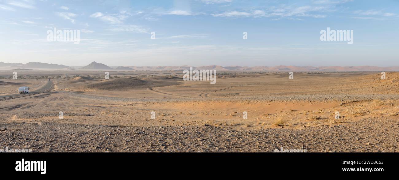 Landschaft mit Tschaub-Tal in der Wüste Naukluft, aufgenommen im hellen Licht des späten Frühlings in der Nähe von Sesriem, Namibia, Afrika Stockfoto