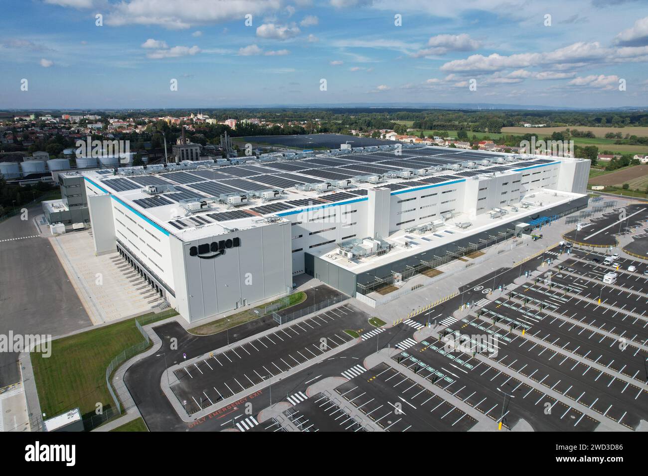 Luftaufnahme des Vertriebszentrums, Drohnenfoto der industriellen Logistikzone, neues, supermodernes Logistikzentrum voller moderner Technologie und Robotik Stockfoto