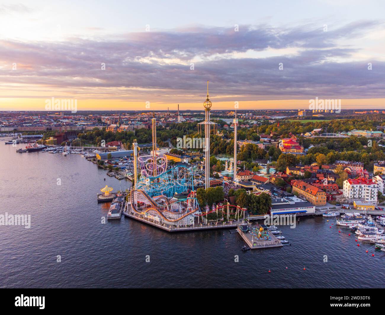 Abendliche Luftaufnahme des Vergnügungsparks Gröna Lund in Stockholm, im Sommer. Teilweise bewölkter Himmel, farbenfroher Abend. Stockfoto