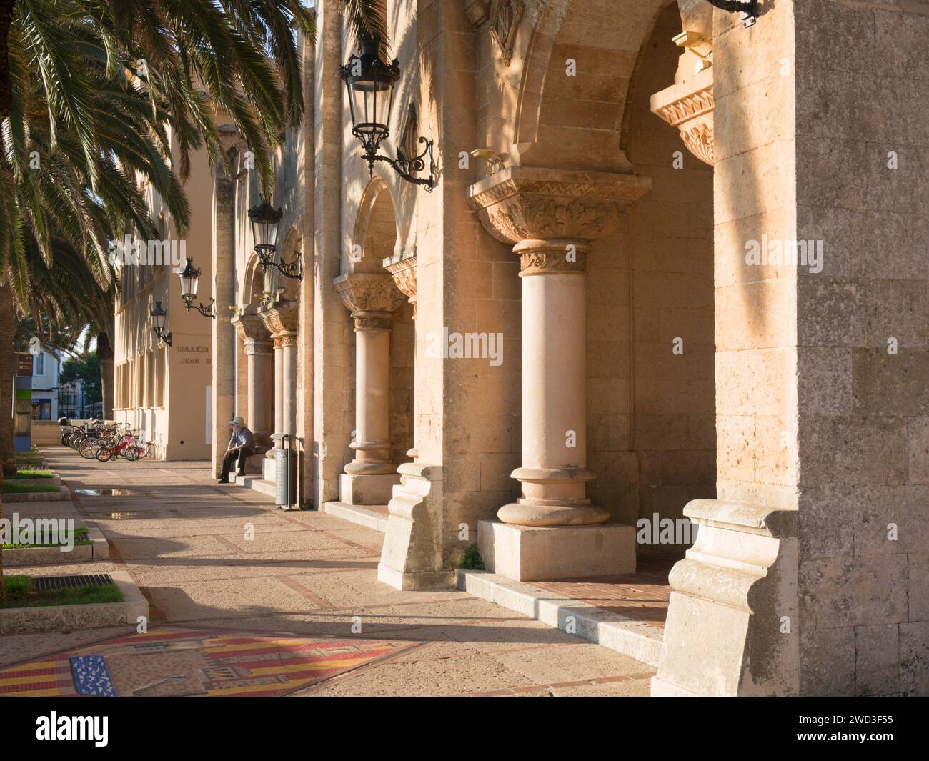 Ciutadella, Menorca, Balearen, Spanien. Untere Fassade des Rathauses aus dem 19. Jahrhundert auf der Plac d'es Born, Sonnenaufgang. Stockfoto