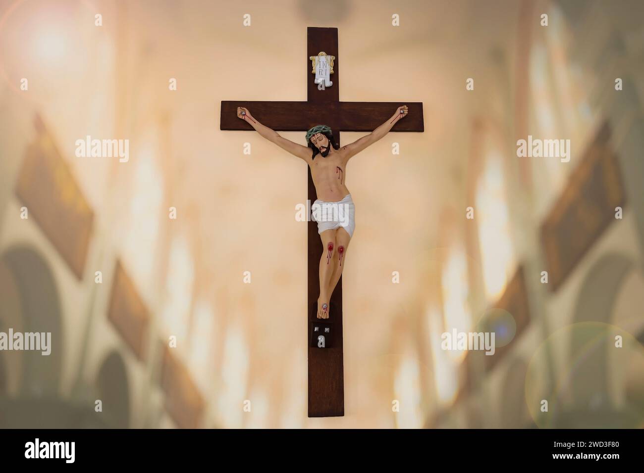 Statue mit dem Bild des Gekreuzigten Jesus - Holzkreuz und Jesus Christus - Herr Jesus Stockfoto