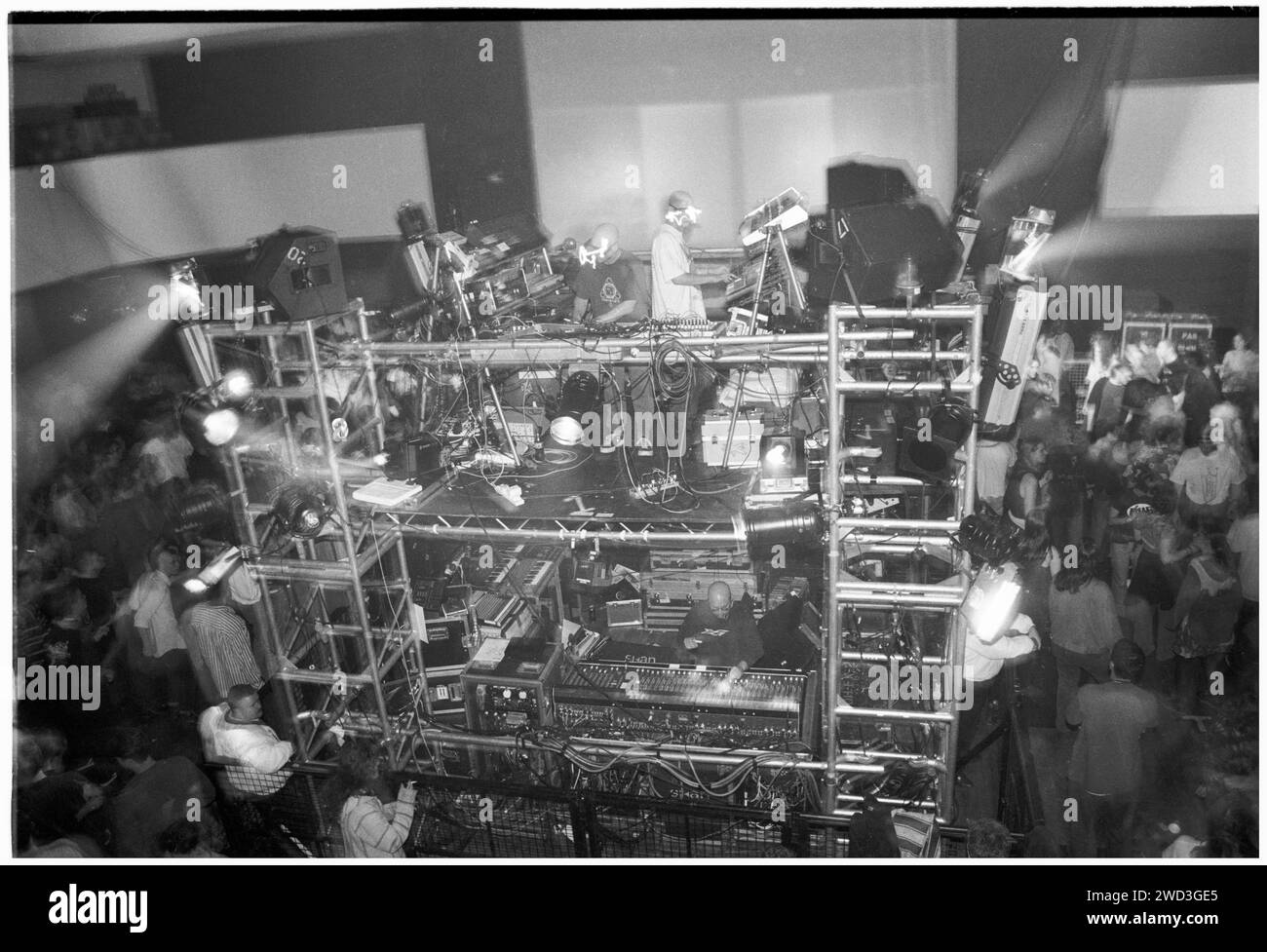 ORBITAL, CLASSIC TOUR, 1993: Die Tanzmusiklegenden Orbital auf ihrer Mittelbühne mit Lichtgläsern auf der Megadog Tour an der Cardiff University in Cardiff, Wales, Großbritannien am 4. Oktober 1993. Foto: Rob Watkins. INFO: Orbital, ein 1989 gegründetes Pionierduo für elektronische Musik aus England, spielte eine entscheidende Rolle bei der Entwicklung der Ambient- und Techno-Genres. Die Brüder Paul und Phil Hartnoll kreierten innovative, atmosphärische und tanzbare Tracks, die einen nachhaltigen Einfluss auf die elektronische Musik hinterlassen haben. Stockfoto