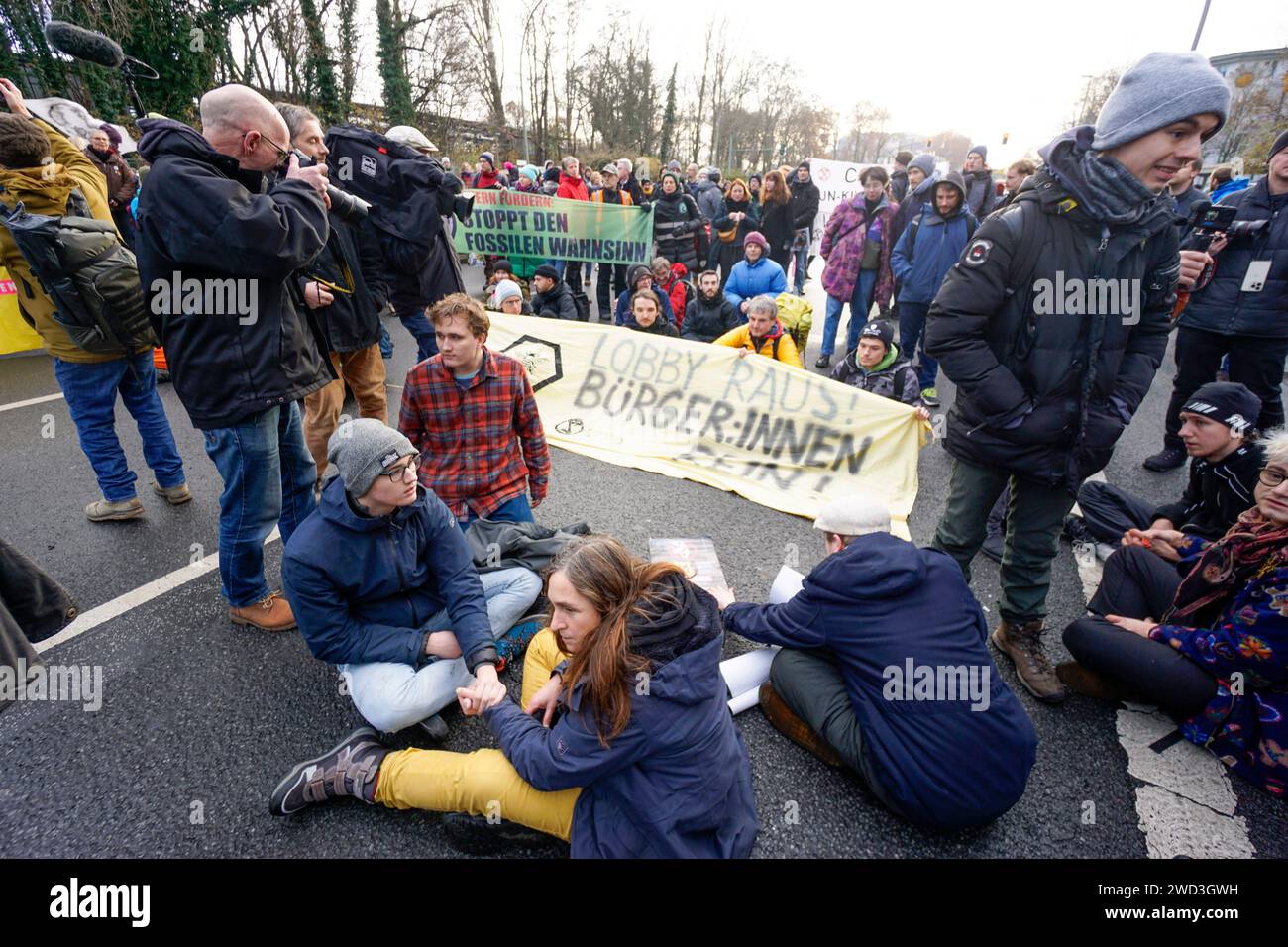 Teilnehmer der Fahrraddemo Changing Cities sind an der Elsenbrücke angekommen.Demo, Elsenbrücke, ab 14,00 Demo der letzten Generation, Klimaaktvisten Stockfoto