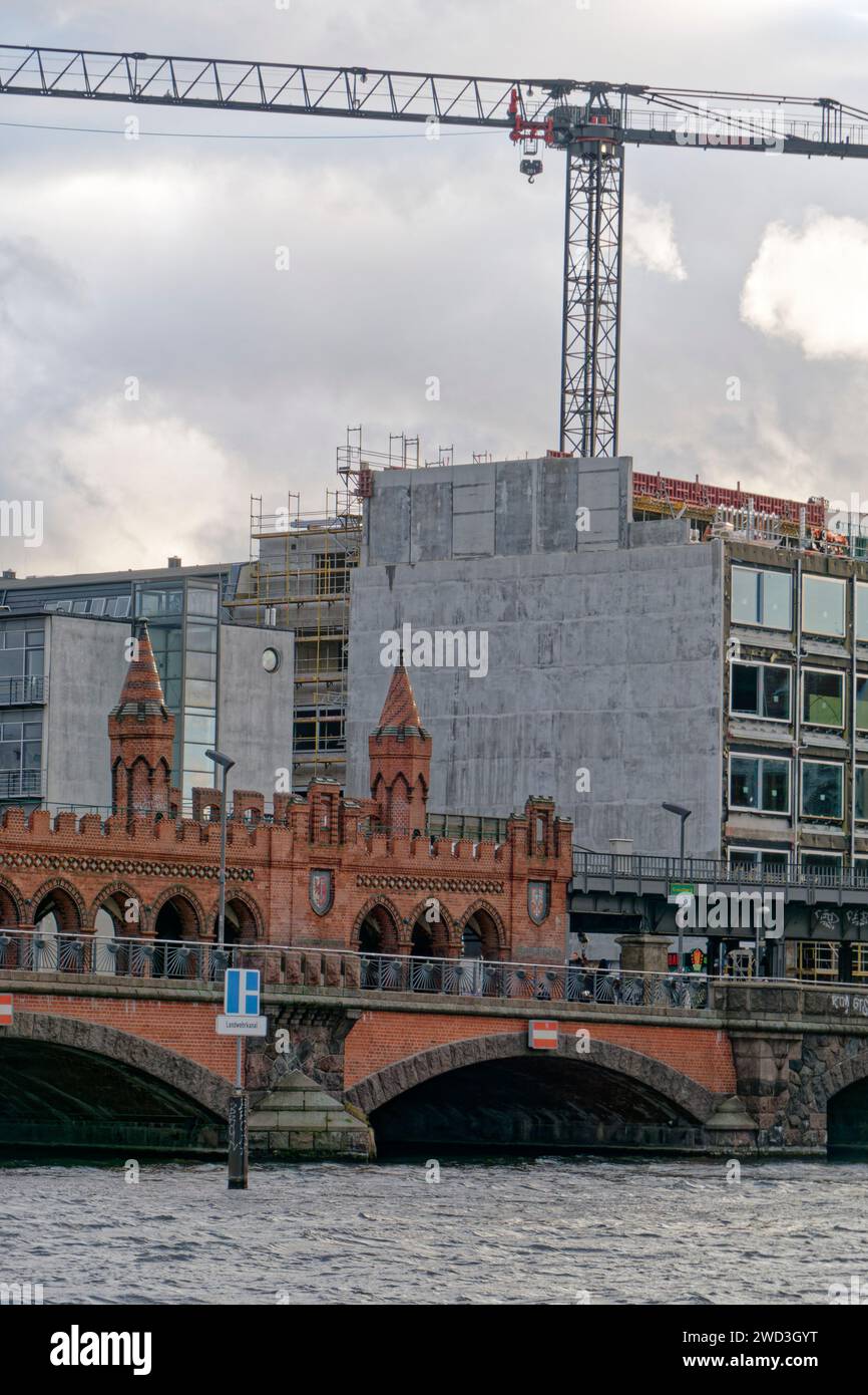 Neubau an der Oberbaumbrücke, Spree, Berlin-Kreuzberg. Das Graffiti vom Künstler Blu wurde übermalt. Stockfoto