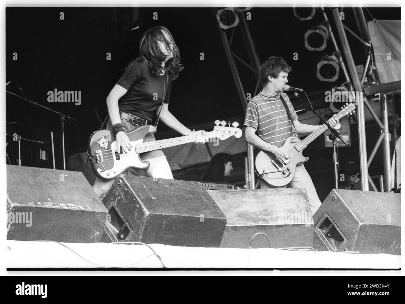 Laura Ballance und Mac McCaughan von den amerikanischen Indie-Legenden Superchunk auf der Pyramid Stage beim Glastonbury Festival, Pilton, England, Freitag, 25. Juni 1993. Foto: ROB WATKINS. BAND INFO: Superchunk, gegründet 1989, ist eine bahnbrechende Indie-Rock-Band aus Chapel Hill, North Carolina. Bekannt für ihren energiegeladenen und melodischen Punk-Sound war die Band unter der Leitung von Mac McCaughan eine konsequente und einflussreiche Kraft in der alternativen Musiklandschaft. Stockfoto