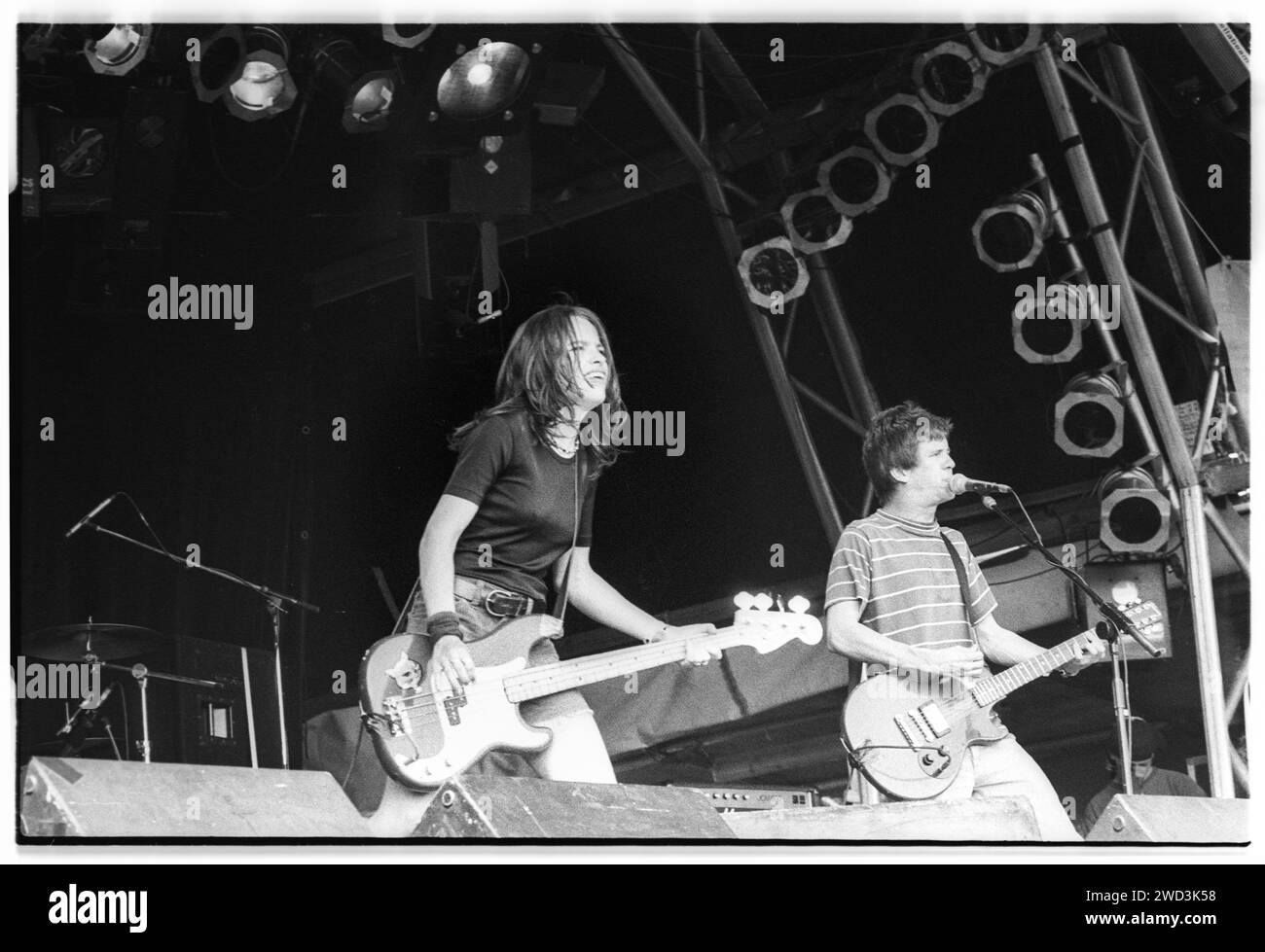 Laura Ballance und Mac McCaughan von den amerikanischen Indie-Legenden Superchunk auf der Pyramid Stage beim Glastonbury Festival, Pilton, England, Freitag, 25. Juni 1993. Foto: ROB WATKINS. BAND INFO: Superchunk, gegründet 1989, ist eine bahnbrechende Indie-Rock-Band aus Chapel Hill, North Carolina. Bekannt für ihren energiegeladenen und melodischen Punk-Sound war die Band unter der Leitung von Mac McCaughan eine konsequente und einflussreiche Kraft in der alternativen Musiklandschaft. Stockfoto