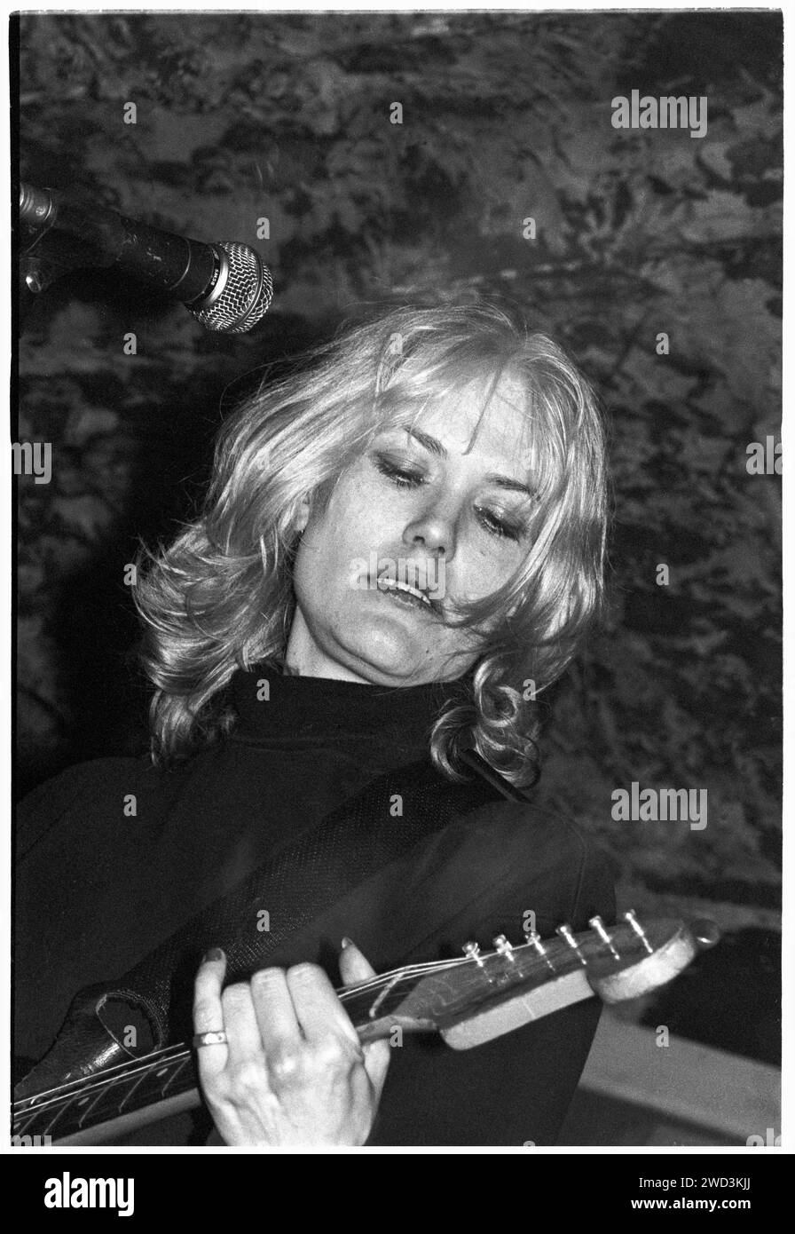 CATATONIA, KONZERT, 1994: Ein sehr junger Cerys Matthews von Catatonia, der am 9. April 1994 live im legendären TJ’s in Newport, Wales, Großbritannien, spielt. Foto: Rob Watkins. INFO: Catatonia, eine walisische Alternative-Rock-Band in den 90er Jahren, unter der Leitung von Cerys Matthews, erlangte mit Hits wie Mulder and Scully und Road Rage Bekanntheit. Ihr eklektischer Sound, der Pop, Rock und Folk vereint, festigte ihren Platz in der Britpop-Ära und zeigte Matthews unverwechselbaren Gesang. Stockfoto