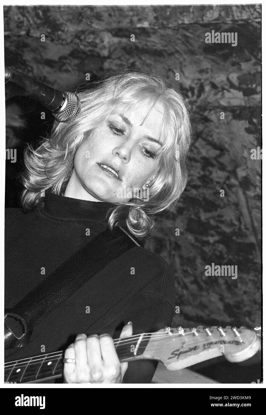 CATATONIA, KONZERT, 1994: Ein sehr junger Cerys Matthews von Catatonia, der am 9. April 1994 live im legendären TJ’s in Newport, Wales, Großbritannien, spielt. Foto: Rob Watkins. INFO: Catatonia, eine walisische Alternative-Rock-Band in den 90er Jahren, unter der Leitung von Cerys Matthews, erlangte mit Hits wie Mulder and Scully und Road Rage Bekanntheit. Ihr eklektischer Sound, der Pop, Rock und Folk vereint, festigte ihren Platz in der Britpop-Ära und zeigte Matthews unverwechselbaren Gesang. Stockfoto