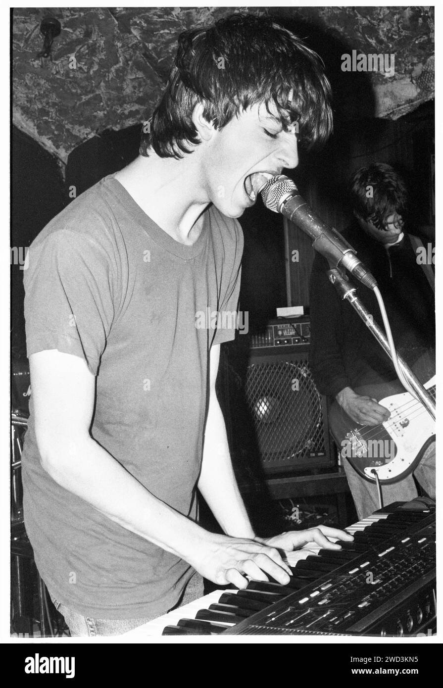 EUROS CHILDS, KONZERT, 1994: A very Young Euros Childs of Gorkys Zygotic Mynci, live im legendären TJ’s in Newport, Wales, Großbritannien am 7. April 1994. Foto: Rob Watkins. INFO: Gorkys Zygotic Mynci, eine walisische Psychedelic- und Indie-Rock-Band, die von den frühen 90er bis zu den frühen 2000er Jahren aktiv war, kreierte einen skurrilen und eklektischen Sound. Alben wie 'Barafundle' zeigten ihren folkloristischen, mehrsprachigen Ansatz und machten sie einflussreich in den alternativen und Indie-Szenen. Stockfoto