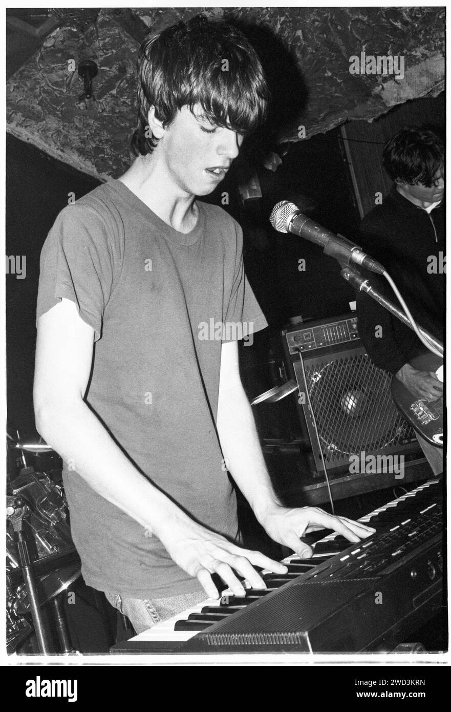 EUROS CHILDS, KONZERT, 1994: A very Young Euros Childs of Gorkys Zygotic Mynci, live im legendären TJ’s in Newport, Wales, Großbritannien am 7. April 1994. Foto: Rob Watkins. INFO: Gorkys Zygotic Mynci, eine walisische Psychedelic- und Indie-Rock-Band, die von den frühen 90er bis zu den frühen 2000er Jahren aktiv war, kreierte einen skurrilen und eklektischen Sound. Alben wie 'Barafundle' zeigten ihren folkloristischen, mehrsprachigen Ansatz und machten sie einflussreich in den alternativen und Indie-Szenen. Stockfoto