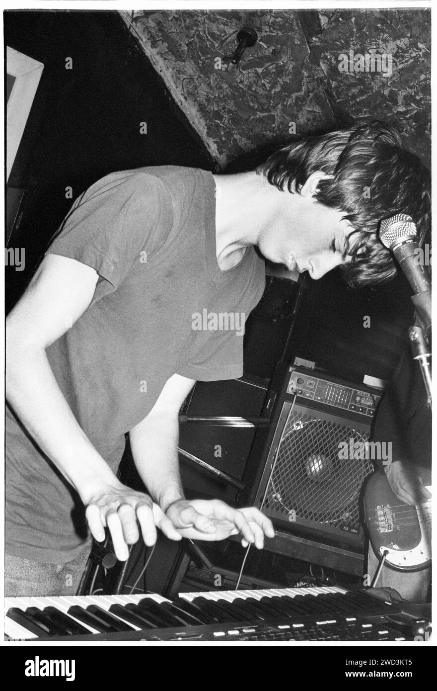 EUROS CHILDS, KONZERT, 1994: A very Young Euros Childs of Gorkys Zygotic Mynci, live im legendären TJ’s in Newport, Wales, Großbritannien am 7. April 1994. Foto: Rob Watkins. INFO: Gorkys Zygotic Mynci, eine walisische Psychedelic- und Indie-Rock-Band, die von den frühen 90er bis zu den frühen 2000er Jahren aktiv war, kreierte einen skurrilen und eklektischen Sound. Alben wie 'Barafundle' zeigten ihren folkloristischen, mehrsprachigen Ansatz und machten sie einflussreich in den alternativen und Indie-Szenen. Stockfoto