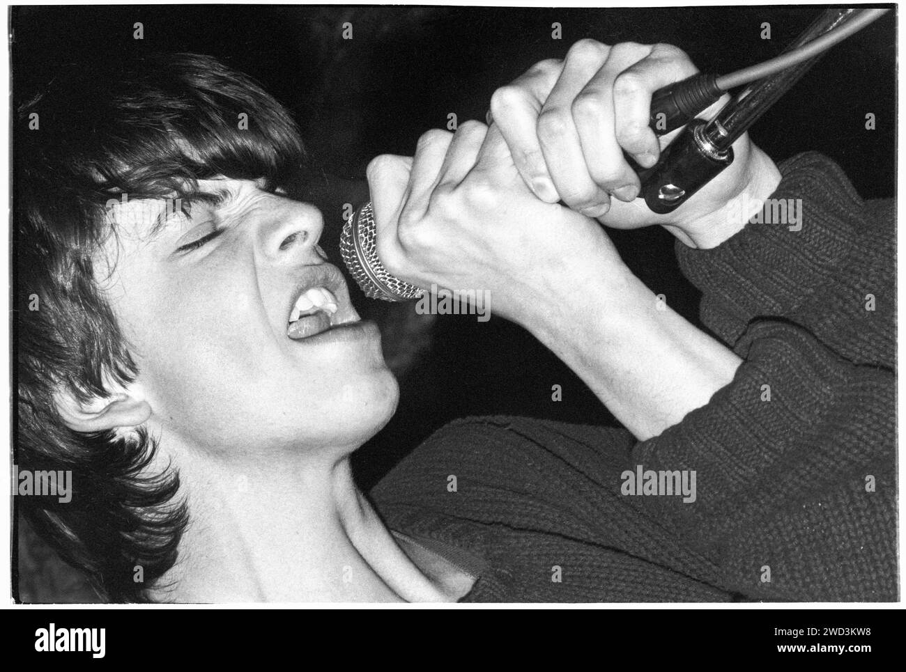 EUROS CHILDS, KONZERT, 1994: A very Young Euros Childs of Gorkys Zygotic Mynci, live im legendären TJ’s in Newport, Wales, Großbritannien am 7. April 1994. Foto: Rob Watkins. INFO: Gorkys Zygotic Mynci, eine walisische Psychedelic- und Indie-Rock-Band, die von den frühen 90er bis zu den frühen 2000er Jahren aktiv war, kreierte einen skurrilen und eklektischen Sound. Alben wie 'Barafundle' zeigten ihren folkloristischen, mehrsprachigen Ansatz und machten sie einflussreich in den alternativen und Indie-Szenen. Stockfoto