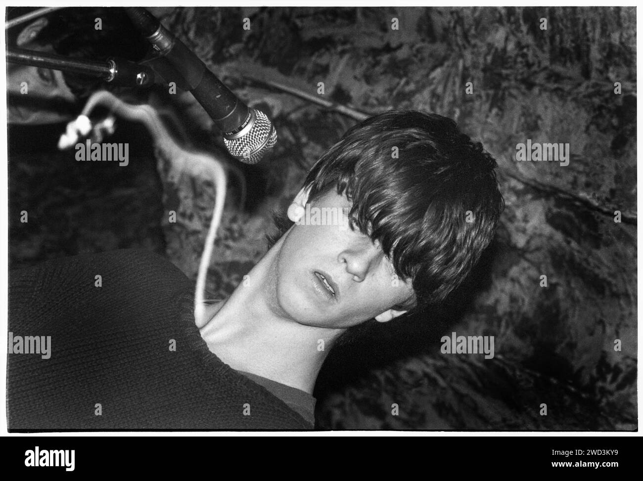 EUROS CHILDS, KONZERT, 1994: A very Young Euros Childs of Gorkys Zygotic Mynci, live im legendären TJ’s in Newport, Wales, Großbritannien am 7. April 1994. Foto: Rob Watkins. INFO: Gorkys Zygotic Mynci, eine walisische Psychedelic- und Indie-Rock-Band, die von den frühen 90er bis zu den frühen 2000er Jahren aktiv war, kreierte einen skurrilen und eklektischen Sound. Alben wie 'Barafundle' zeigten ihren folkloristischen, mehrsprachigen Ansatz und machten sie einflussreich in den alternativen und Indie-Szenen. Stockfoto