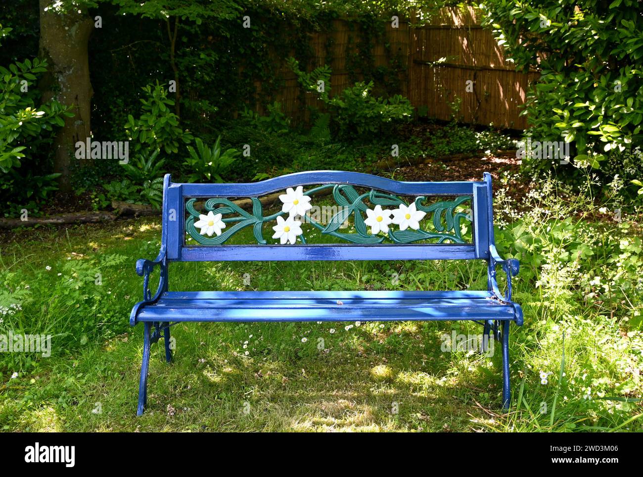 Hellblau lackierte Gartenbank Stockfoto